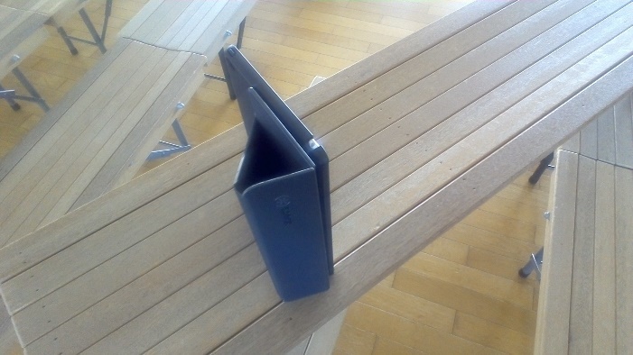 図4 カバーを用いて縦置きした撮影用iPad